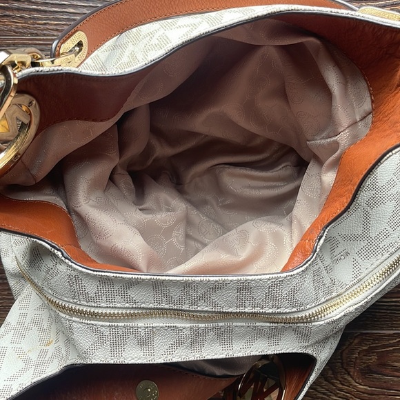 Michael Kors Purse with Matching Wallet🥰🥰 - Picture 2 of 8